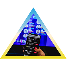 ภาพมือถือแสดงแอปพลิเคชันจัดการอีเวนต์ลูกผสม (Hybrid Event App) หน้าจอมีวิดีโอผู้ร่วมประชุม